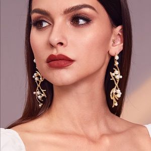 Faux pearl decor structured earrings